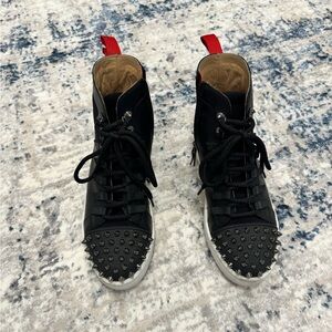 Louboutin gorgeous boots in men’s size 8. Only worn once, so pretty much new!